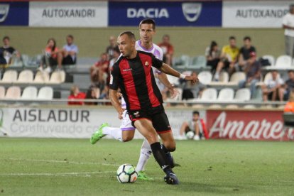 Pablo Íñiguez condueix l'esfèrica en un moment del partit de dilluns contra el Numància, la primera victòria de l'equip.