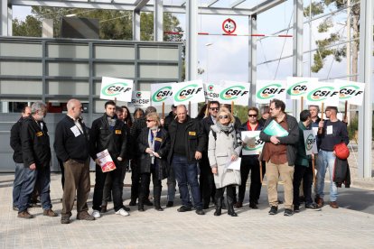 Una trentena de funcionaris van concentrar-se aquest dijous a les portes del centre penitenciari per reivindicar els seus drets.