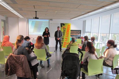 Imatge de l'acte on es van conèixer les parelles lingüístiques del Voluntariat per la llengua de Cambrils.