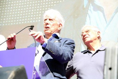 Mario Vargas Llosa, i l'exministre socialista, Josep Borrell.