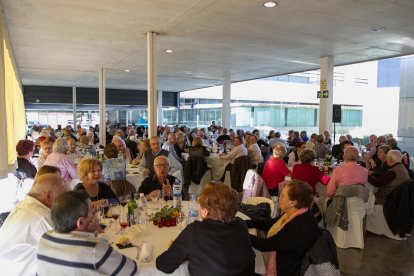 Centenars de persones van omplir el vestíbul del Teatre Auditori de Salou.