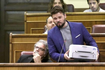 El portavoz adjunto d?ERc en el Congreso, Gabrien Rufián, con una impresora.