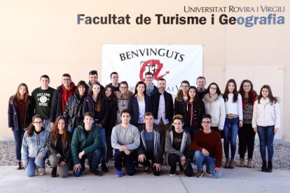 Durante todo este mes los alumnos de bachillerato de los dos instittus de Vila-seca están realizando visitas guiadas para conocer las instalaciones y servicios que les ofrece el CRAI del Campus Vila-seca.