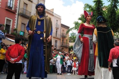 Los gigantes y el bestiario realizaron un pasacalle por el casco antiguo.