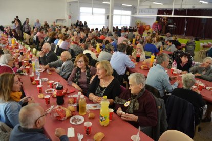 L'homenatge va consistir en una paella i l'entrega d'obsequis als majors de 85 anys.