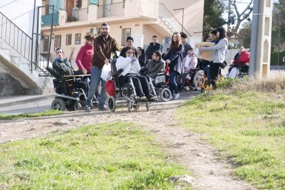 Alumnes de La Muntanyeta, en dificultats per creuar un camí.