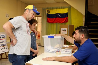 Instant de la votació celebrada ahir entre les 9 del matí i les 6 de la tarda al carrer Pare Palau de Tarragona.