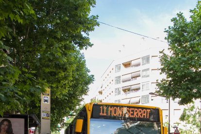 Un dels autobusos municipals que circulen a la L11.