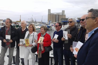 En primer terme, Alfred Arola, junt amb autors que han participat en la presentació.