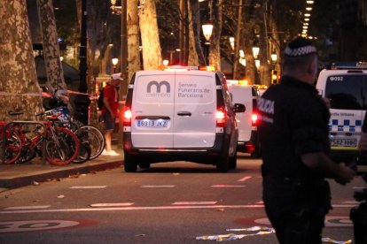 Los vehículos de los servicios funerarios llegando a las Ramblas de Barcelona, ayer.