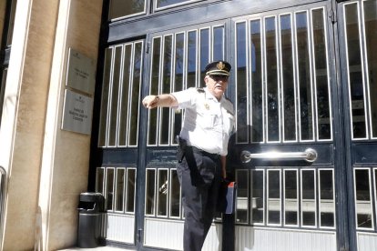 Carlos Yubero, comisario jefe de la policía española en Tarragona, en las puertas de la Audiencia provincial para reunirse con el fiscal jefe.