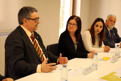 Camí Mendoza, a la dreta, durant la presentació de l'OMIC.