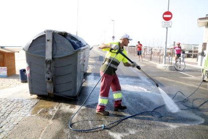 Un operari de la neteja de Cambrils treballant aquest divendres al matí a primera hora a la zona on es va produir el tiroteig al passeig marítim.