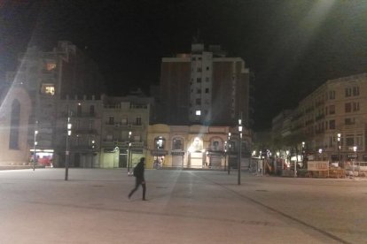 La imatge, captada el dissabte amb flaix, mostra la il·luminació que hi havia a la plaça.