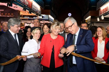 La presidenta de l'Associació de Paradistes del Mercat Central, Maria Virgili, la presidenta d'Espimsa, Elvira Ferrando, i l'alcalde la ciutat, Josep Fèlix Ballesteros, tallant la cinta inaugural.