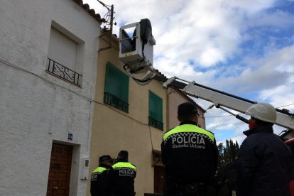 Imagen de archivo de agentes de la Guardia Urbana y técnicos de Endesa durante un dispositivo contra el fraude eléctrico.