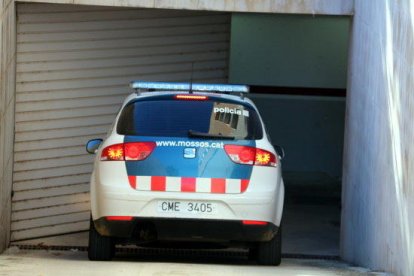 Un coche de los Mossos D'Esquadra trasladando al sacerdote entrante al parking del edificio judicial de Amposta, este 13 de septiembre de 2017.