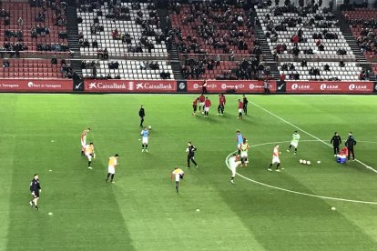 Los jugadores del Nàstic, en el calentamiento.