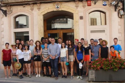 Imatge de la recepció a l'Ajuntament dels participants al camp de treball internacional.