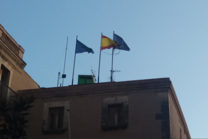 Imatge de la façana de l'Ajuntament del Vendrell amb la senyera absent.