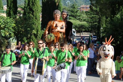 Imatge d'arxiu dels Gegants Neolítics Gorg i Spluc en una cercavila.