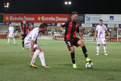 Álex Menéndez, titular en el lateral esquerre.