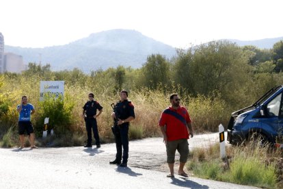 Agents dels Mossos d'Esquadra custodiant l'entrada a la urbanització Montecarlo d'Alcanar després de la segona explosió.