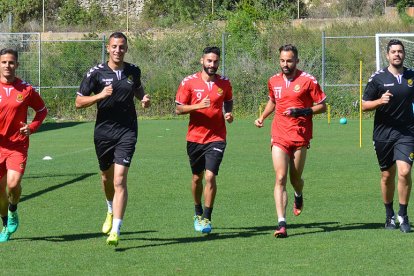 Luismi, Lobato y Ferran Giner, durante el entrenamiento del lunes en el Nou Estadi, preparando el vital duelo del viernes.