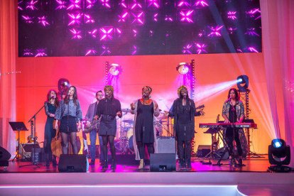 Sara Terraza, Wom y Funkystep & The Sey Sisters interpretan en el plató 'Els rius del món', canción incluida en 'El disc de La Marató'.