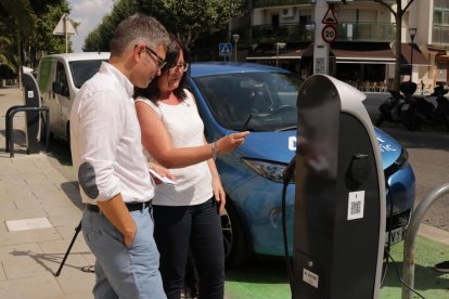 El concejal reusense, Marc Arza y la alcaldesa de Cambrils.Camí Mendoza, probando la nueva aplicación.