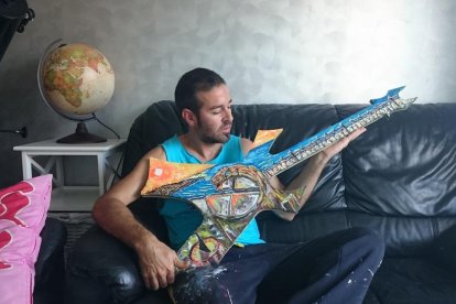 Monty, con un cuadro en forma de guitarra donde reproduce el Balcó del Mediterrani y el Anfiteatro.