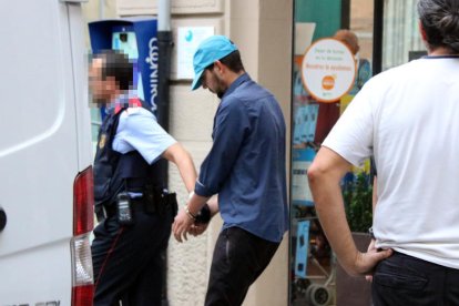 El moment en què s'ha emportat el tercer detingut de Ripoll després de l'escorcoll.