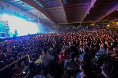 Imagen de la pista cubierta de la Pueblo, llena hasta los topes para asistir al concierto.