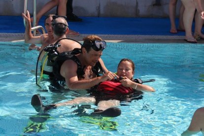 Els alumnes han fet immersions a l'aigua de la mà d'instructors professionals.