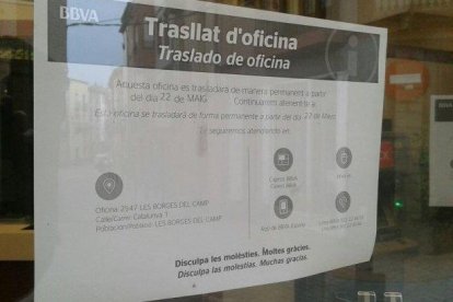 Imatge de la nota penjada a l'oficina del BBVA del municipi.