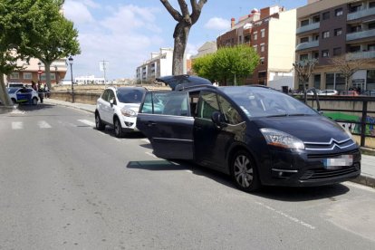 El vehicle acordonat pels Mossos d'Esquadra a la Riera de la Bisbal, al Vendrell.