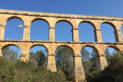 El sistema de iluminación del Pont del Diable está estropeado por una acción vandálica.