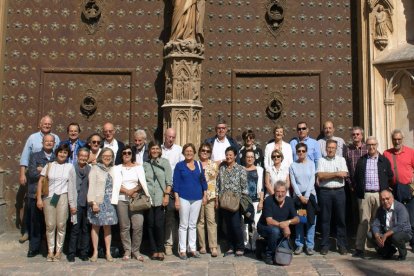 Els antics estudiants a les portes de la Catedral de Tarragona.