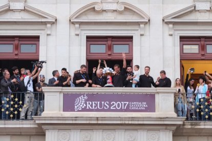 El equipo mostrando la copa de Europa a la afición que se ha concentrado en el Mercadal.