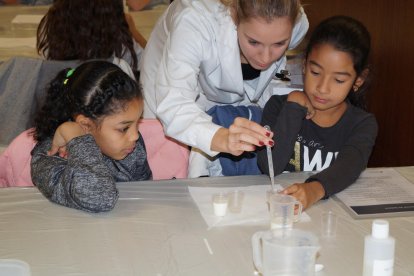 Imagen de unas alumnas realizando un taller.