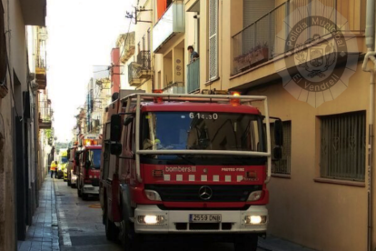 Tres dotacions de Bombers van treballar en l'extinció de l'incendi.