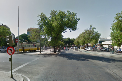 La dona recollia taronges en una carrer de Triana, Sevilla.