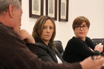 A la fotografia, les regidores Montse Llauradó i Maria del Mar Bravo durant un plenari celebrat recentment a les Borges del Camp.