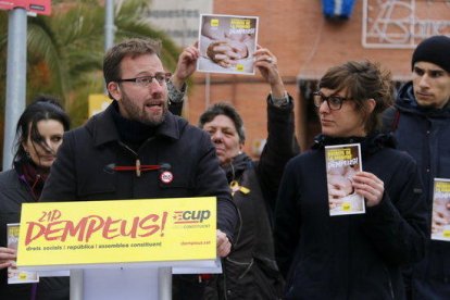 El candidato de la CUP Vidal Aragonés, número tres de la lista por Barcelona, acompañado de las exdiputadas Gabriela Serra y Mireia Vehí en una rueda de prensa en Cornellà de Llobregat.