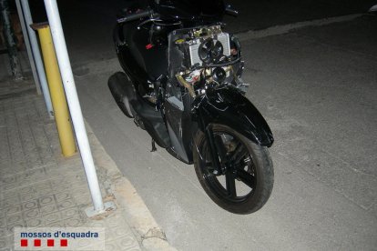 Estat en què va quedar la motocicleta implicada en un accident de trànsit a la C-31 a Cubelles l'11 de novembre.