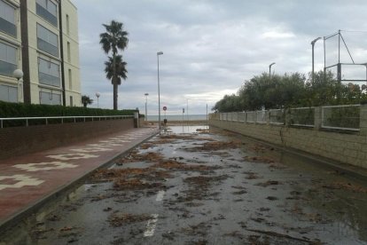 El passeig de la zona de l'Esquirol de Vilafortuny ha quedat ple de sorra i aigua.