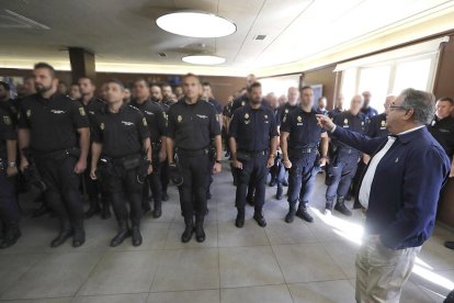 Visita del ministro del Interior a policías destacados en la Jonquera.