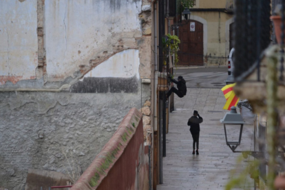 Un jove enganxat in fraganti intentant entrar en una casa del carrer Ferrers.