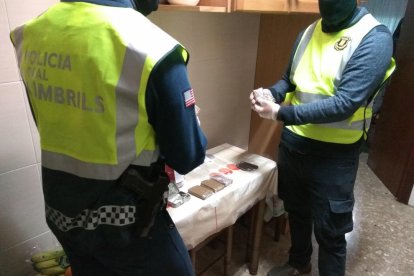 Dos agentes, con la droga.