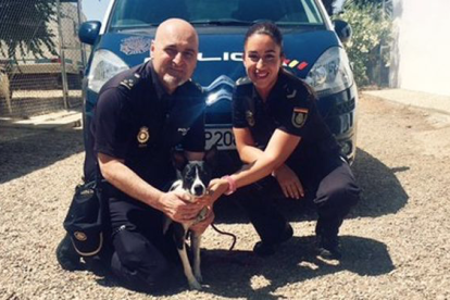 Los agentes con el perro rescatado.